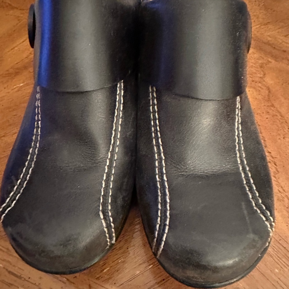 Beautiful comfortable black clogs